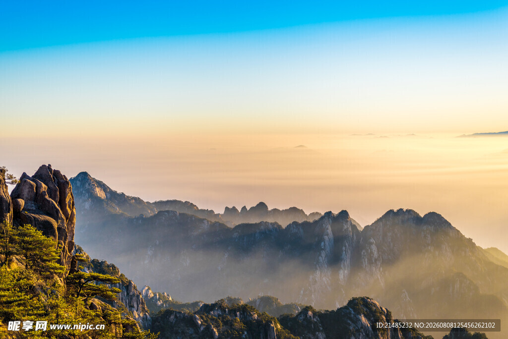 壮丽山景日出时刻