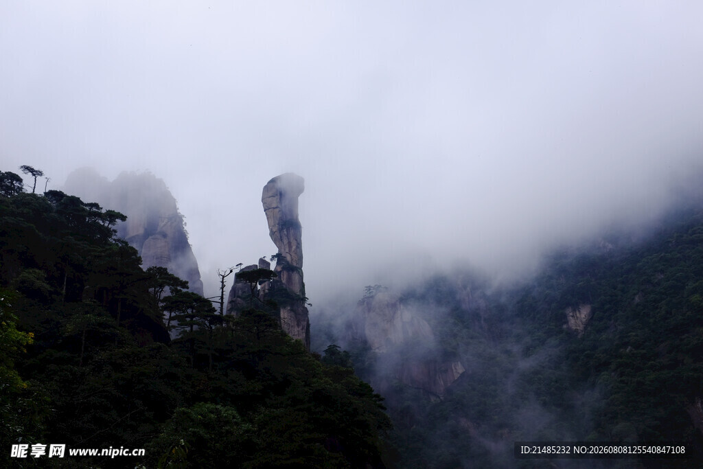 云雾缭绕中的挺拔山峰