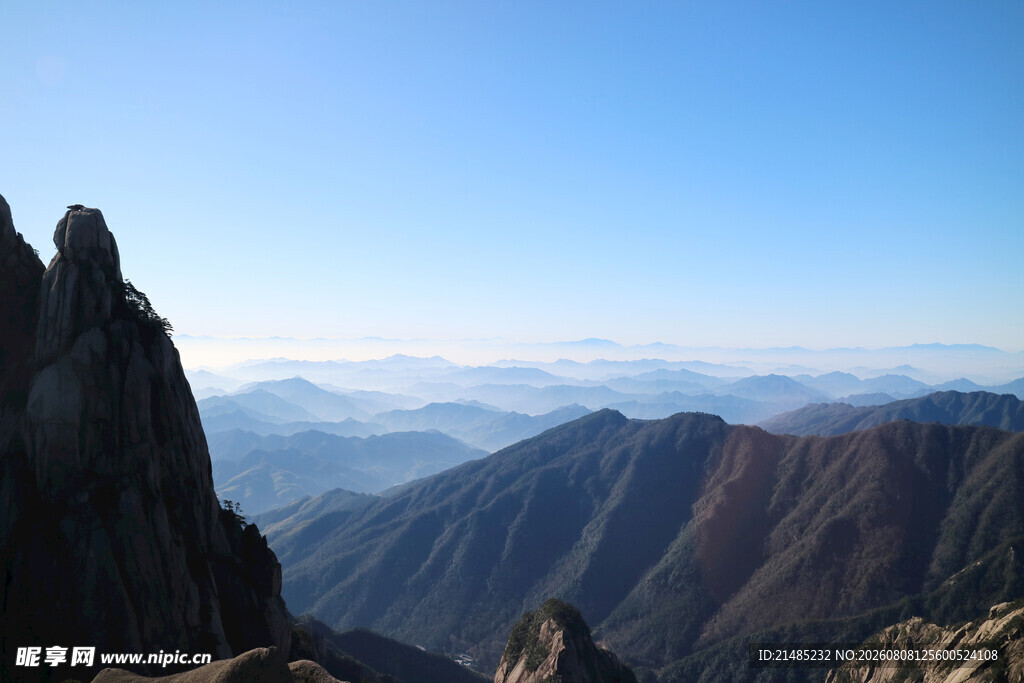 巍峨群山之巅壮丽景观