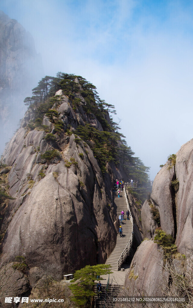 巍峨奇峰 云雾缭绕之景