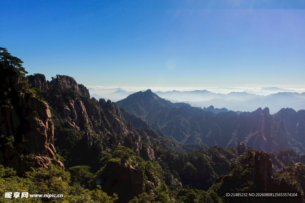 壮丽山景 云海环绕山峰