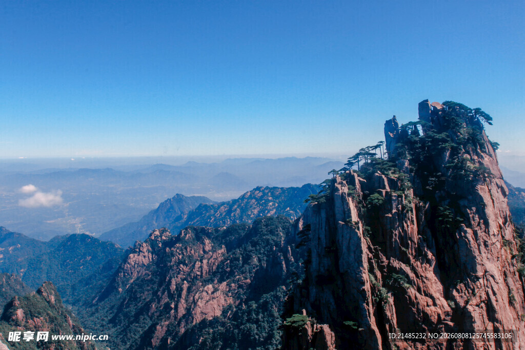 巍峨高山之巅壮丽景致