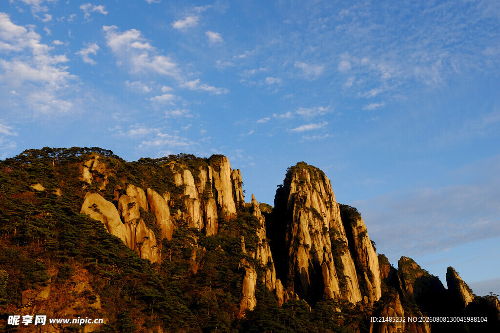 壮丽山景 蓝天映衬奇峰