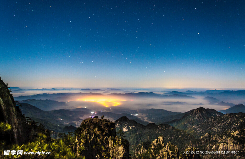 山间壮丽日出云海景观