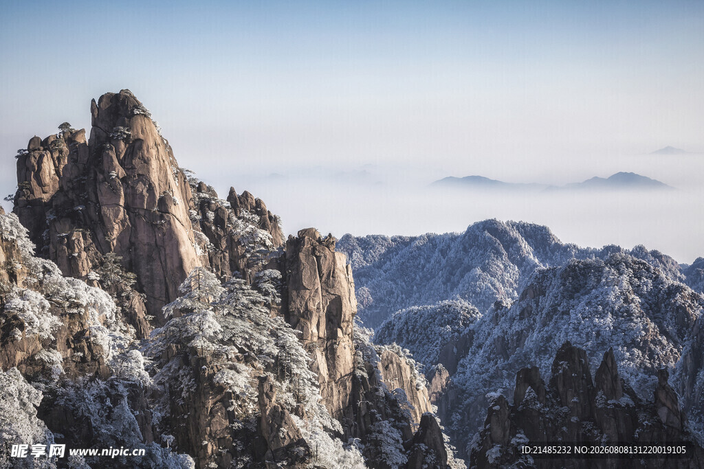 冬日雪覆峻峭山峰景观