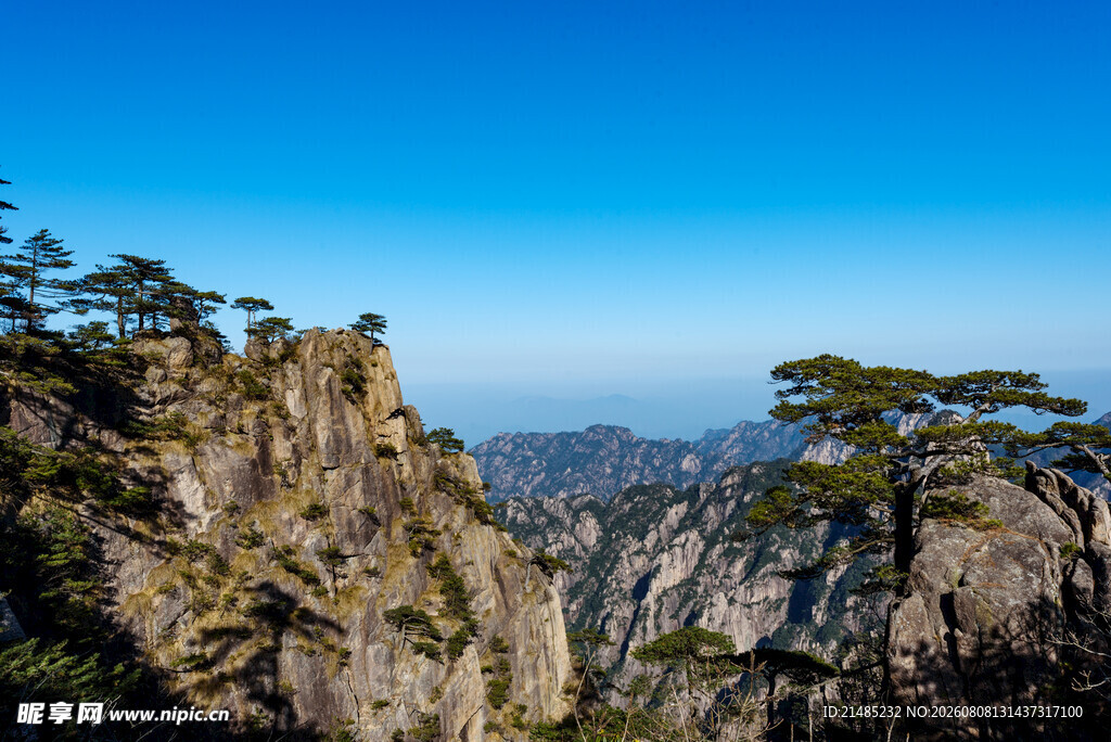 黄山奇峰与苍松美景