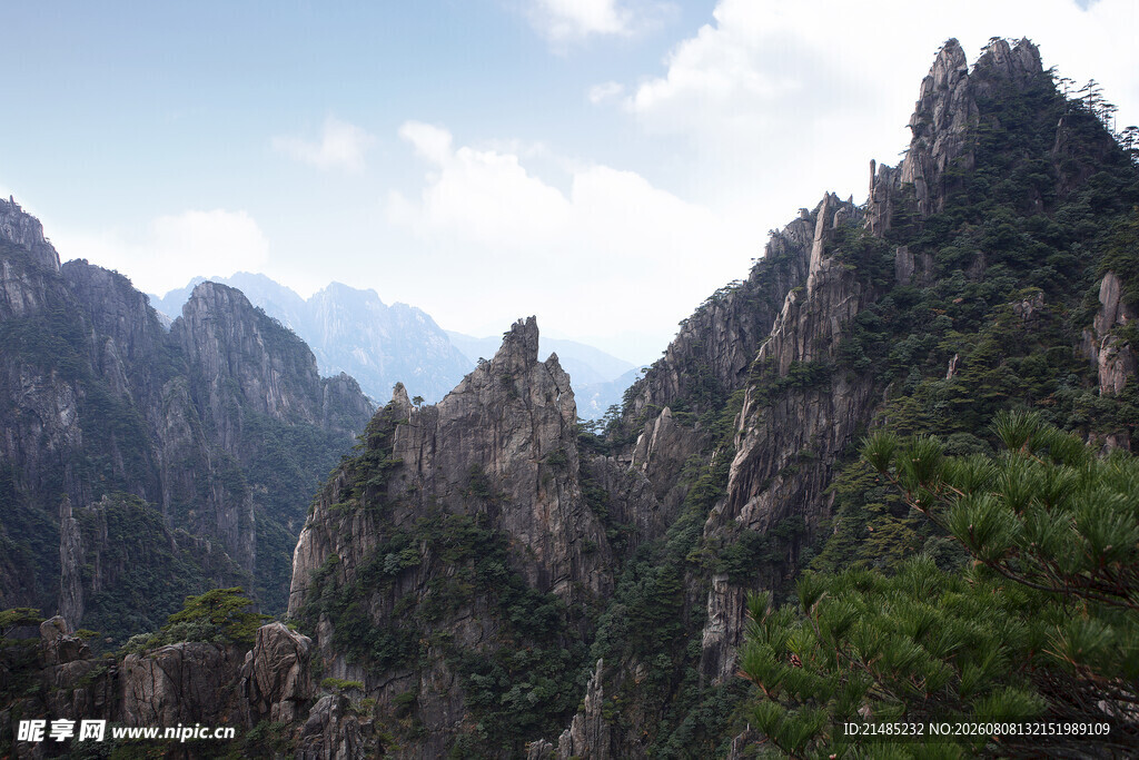 壮丽山峦景观