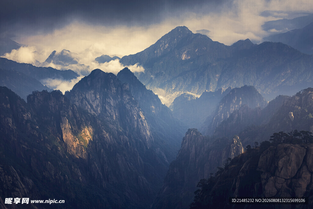 壮丽山峦云雾缭绕景观