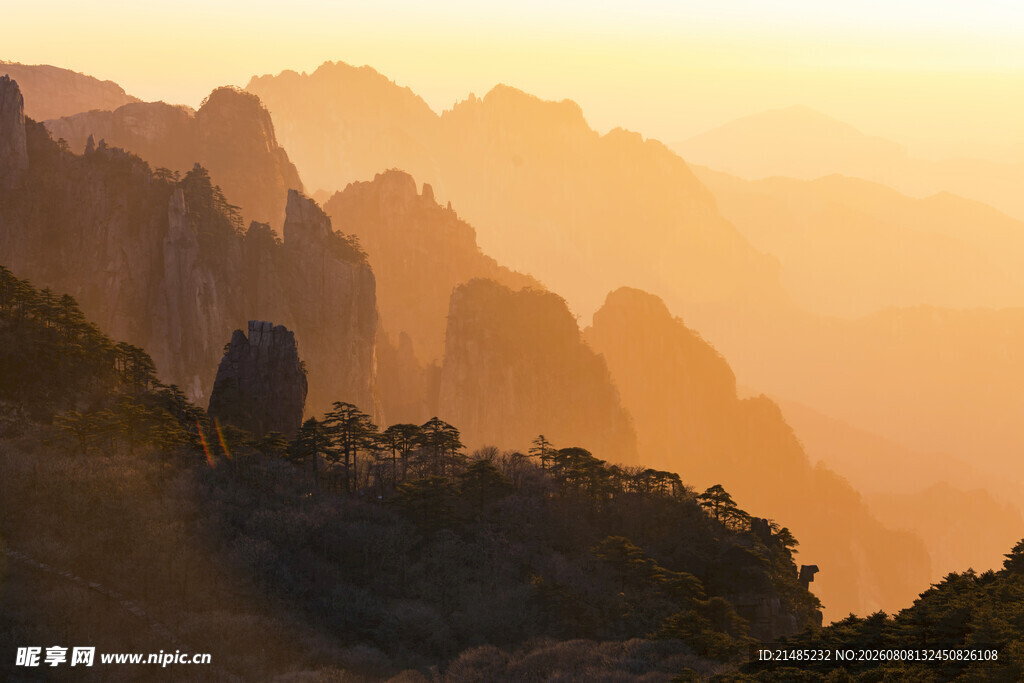 日出下的壮丽山峦景观