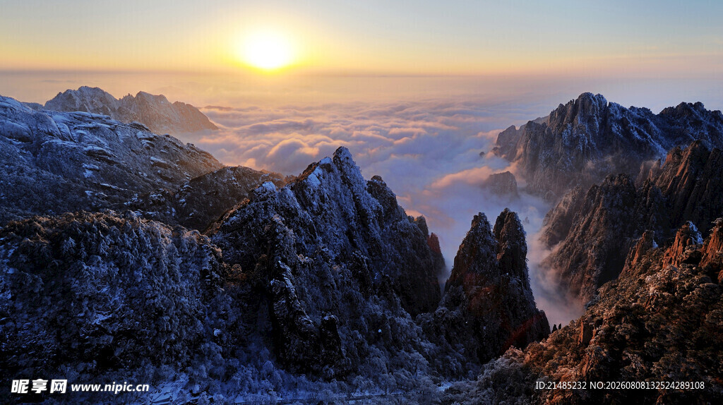 雪后山峦日出壮丽景观