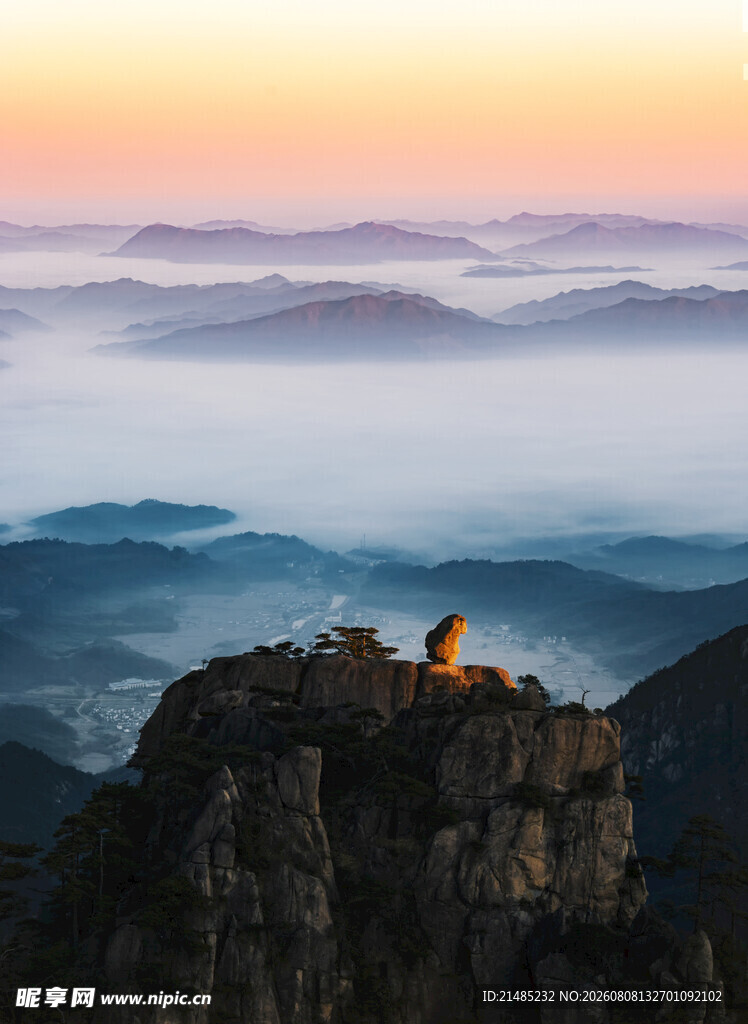 山顶观云海日出美景