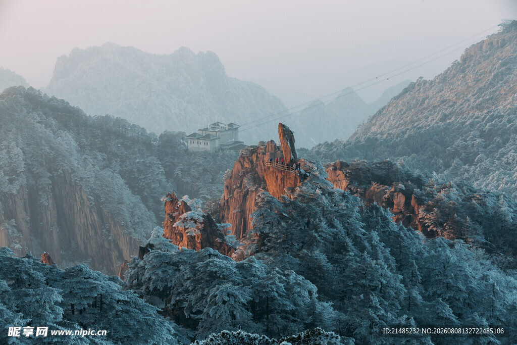 山间奇景 峰石隐于翠林