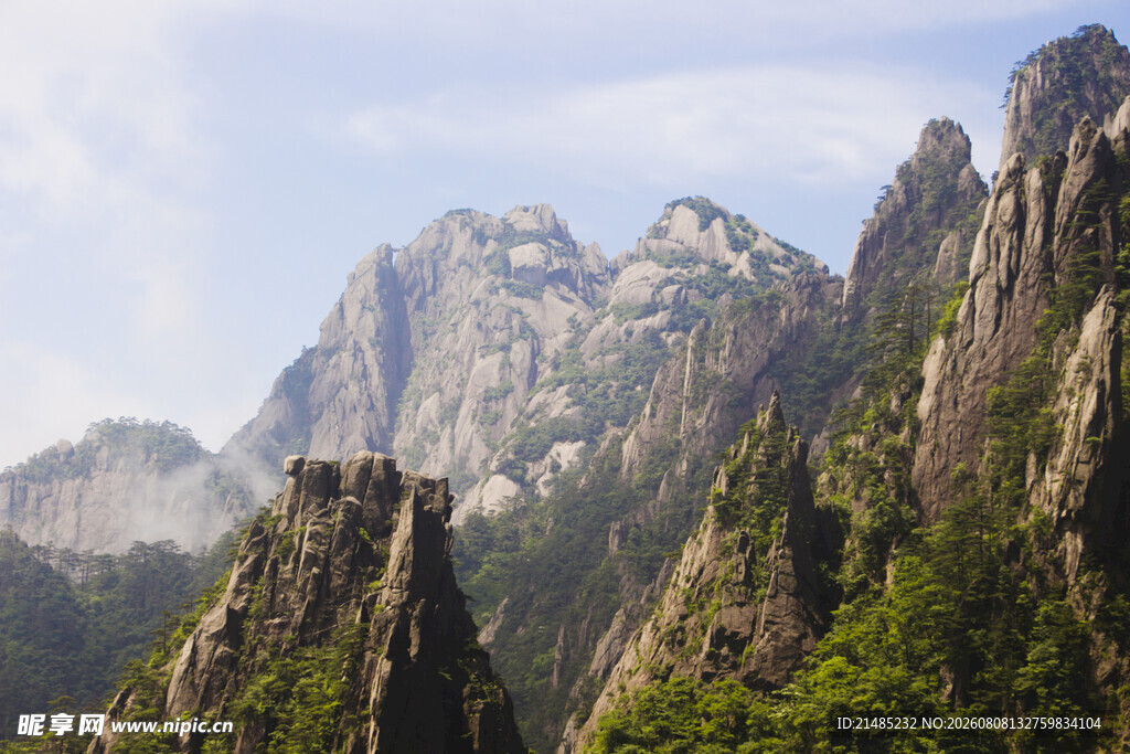 壮丽巍峨的险峻山峰