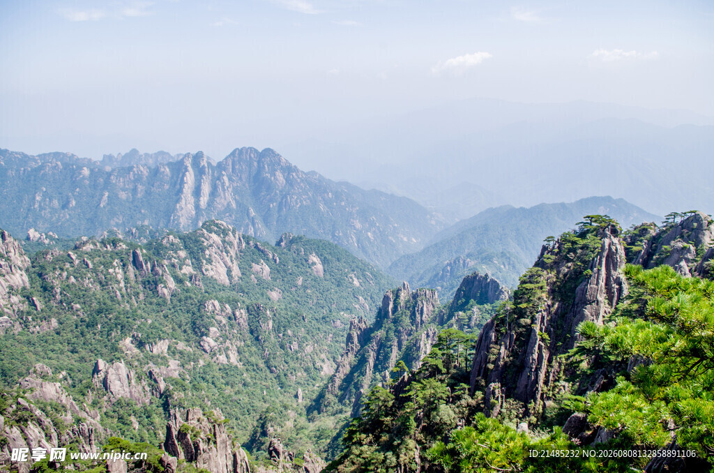 壮丽山峦景观