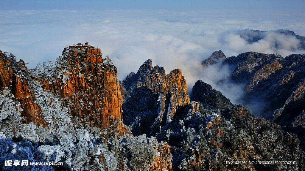 雪覆奇峰 云雾缭绕美景