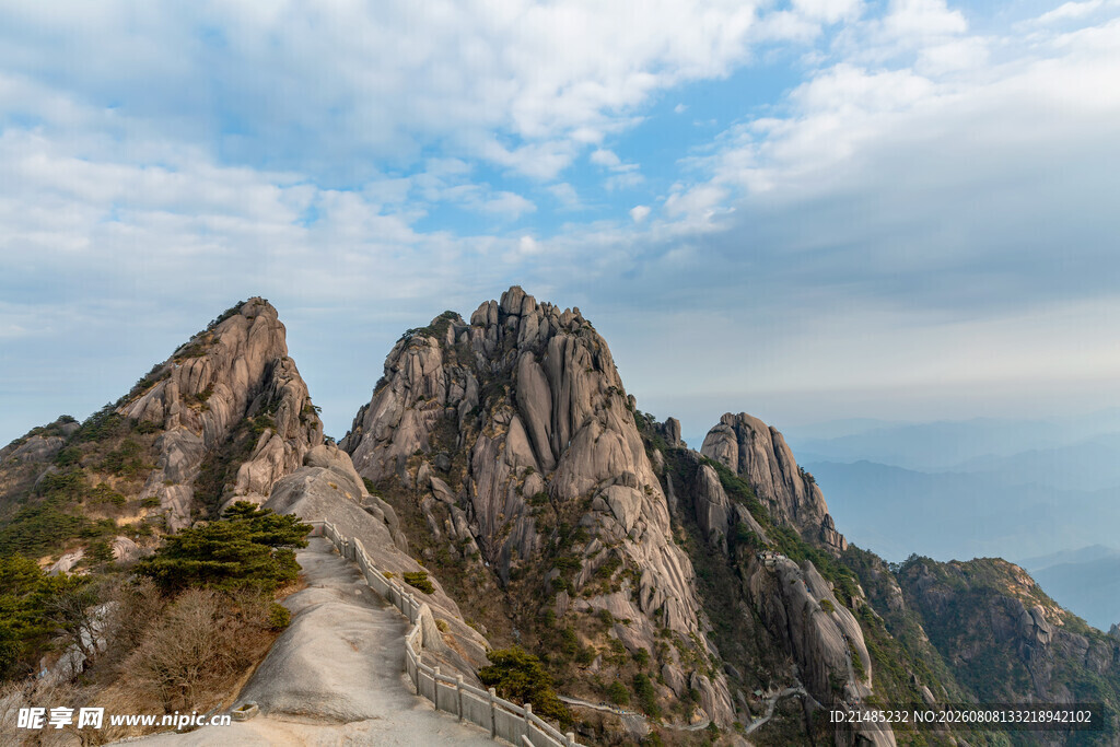 壮丽山峰间的蜿蜒小径