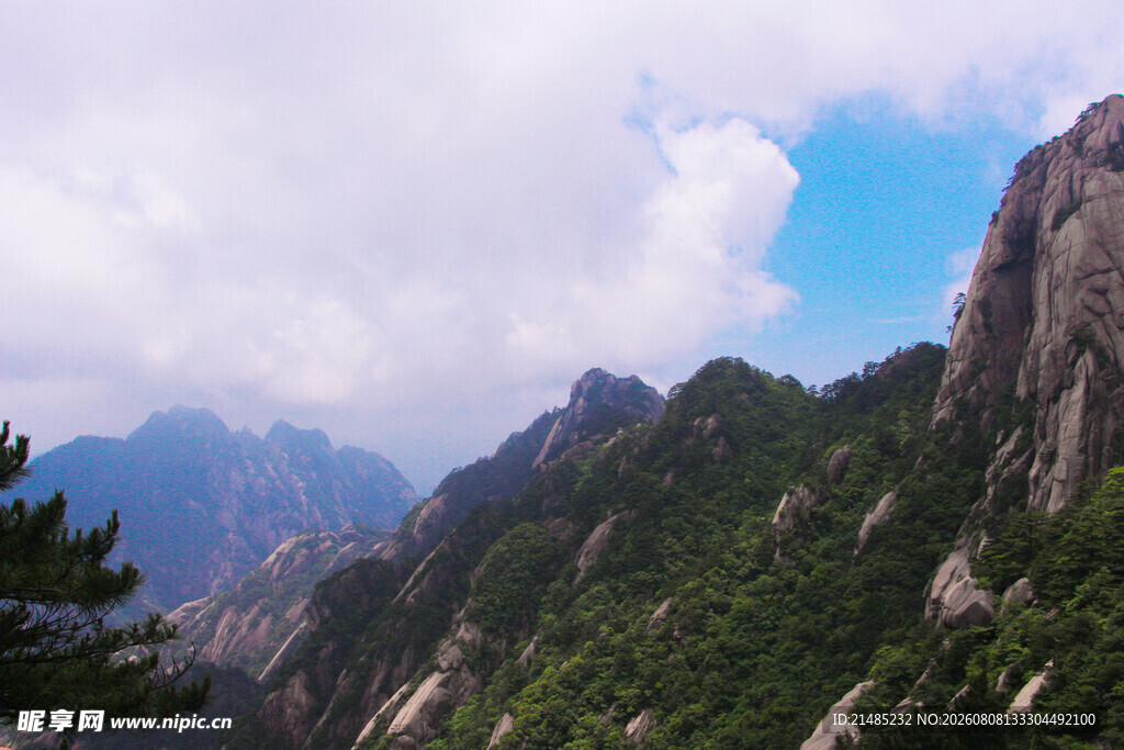壮丽山景 云雾缭绕的奇峰