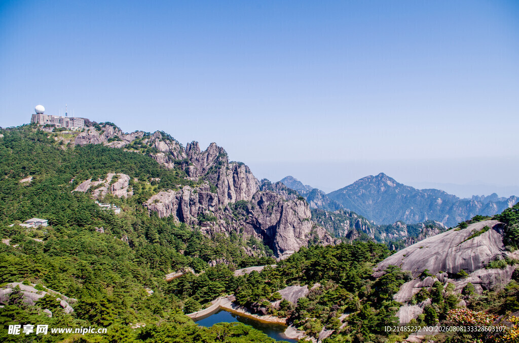 秀丽山峦间的静谧湖景