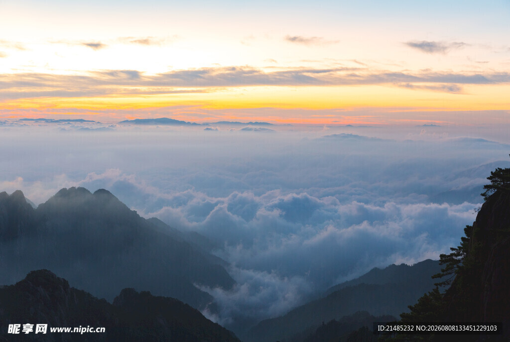 高山云海日出壮丽景观