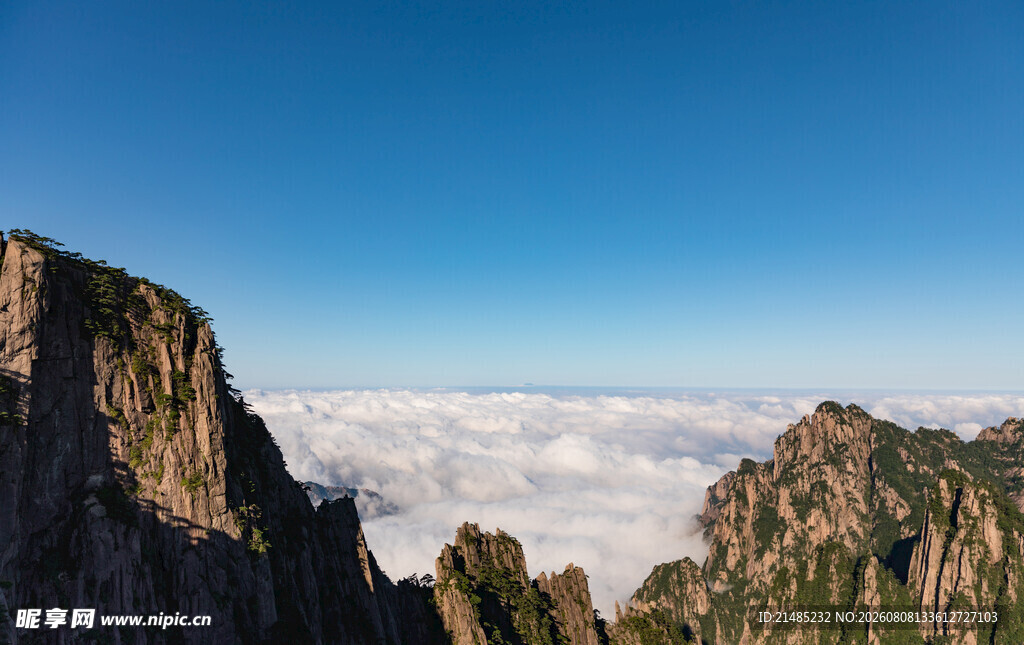 黄山云海中的壮丽山峰