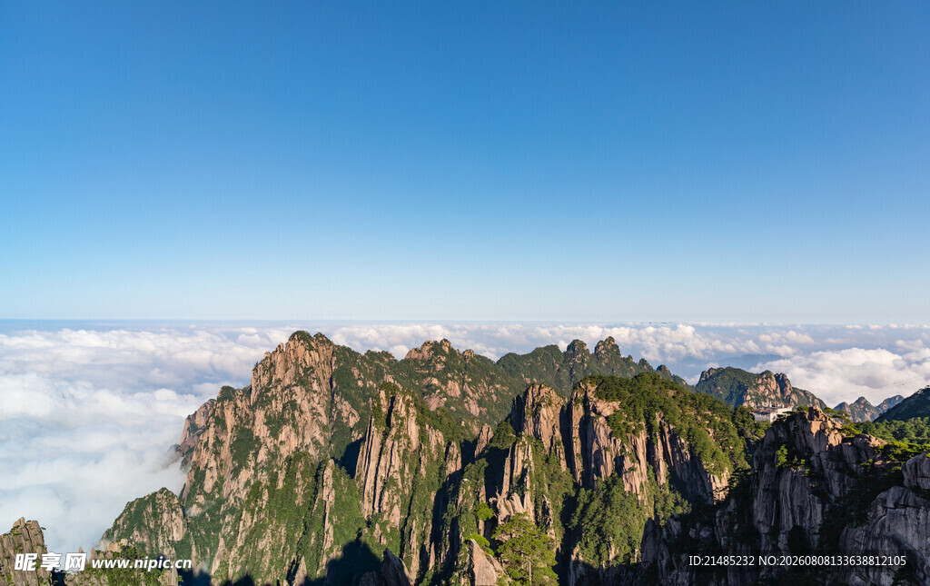 巍峨山峦耸立于云海之上