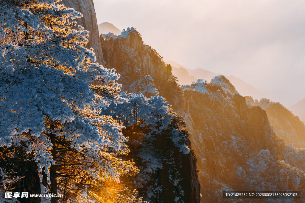 雪覆山峦现壮丽美景