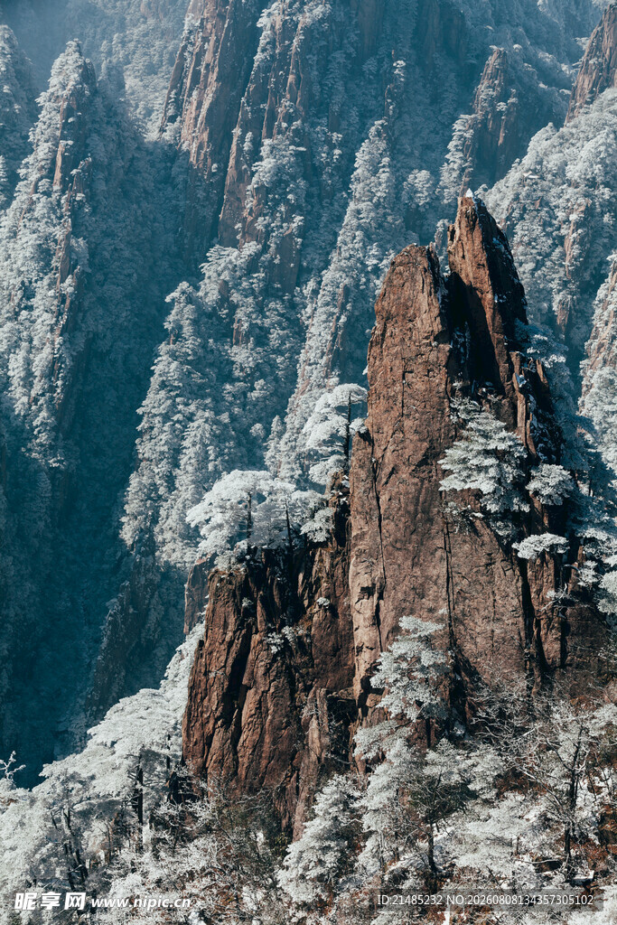 雪覆奇峰