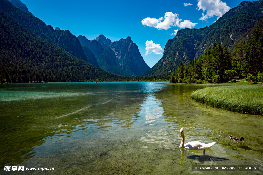 山间碧湖美景如画