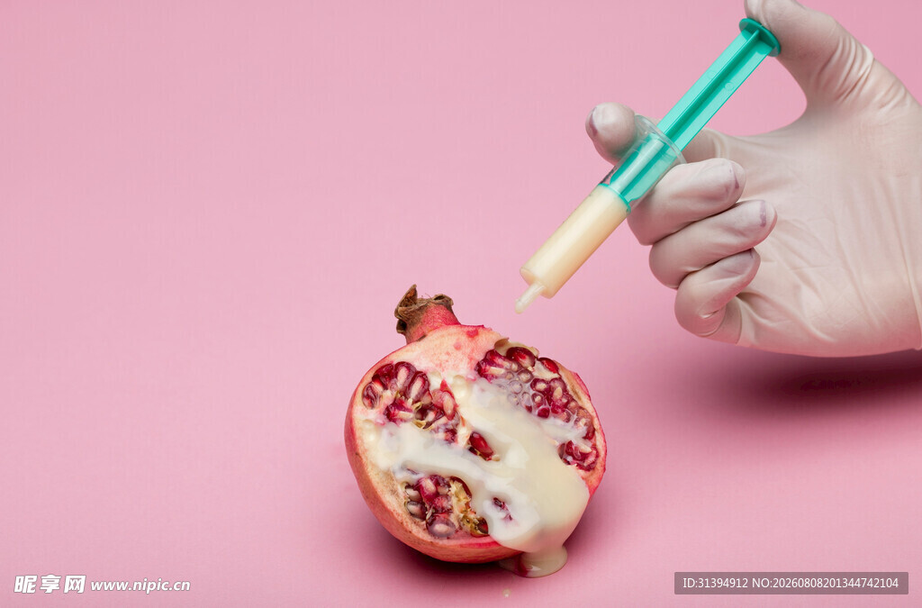 注射器注入石榴的创意画面
