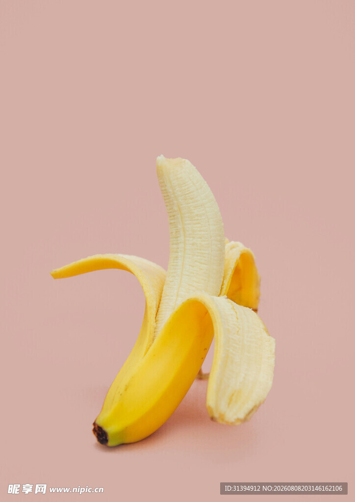 剥开的黄色香蕉