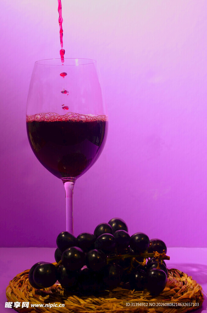 葡萄美酒倾入高脚杯中