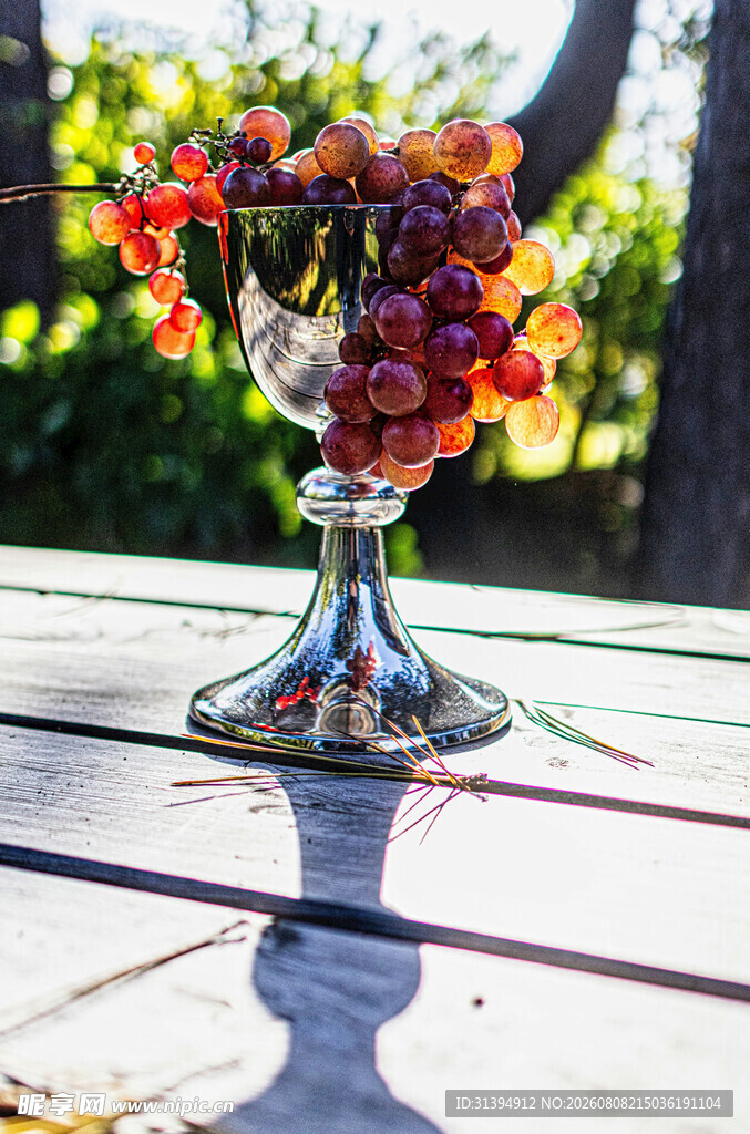 银杯盛多彩浆果于木桌