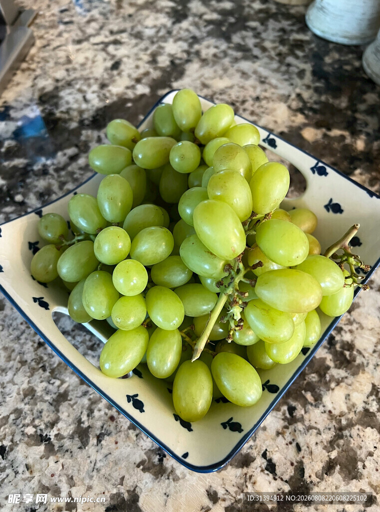 盘中青葡萄