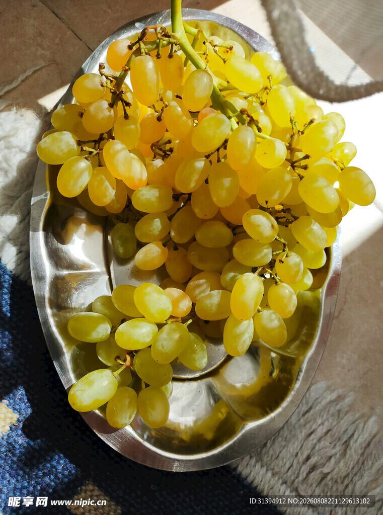 银勺中的黄绿色葡萄