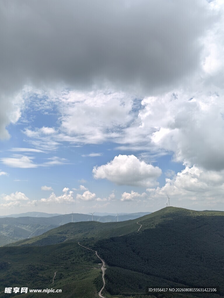 山峦云海间