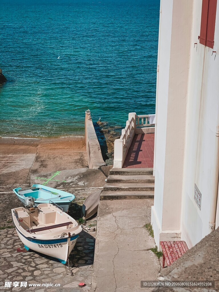 海边小屋旁的静谧小船