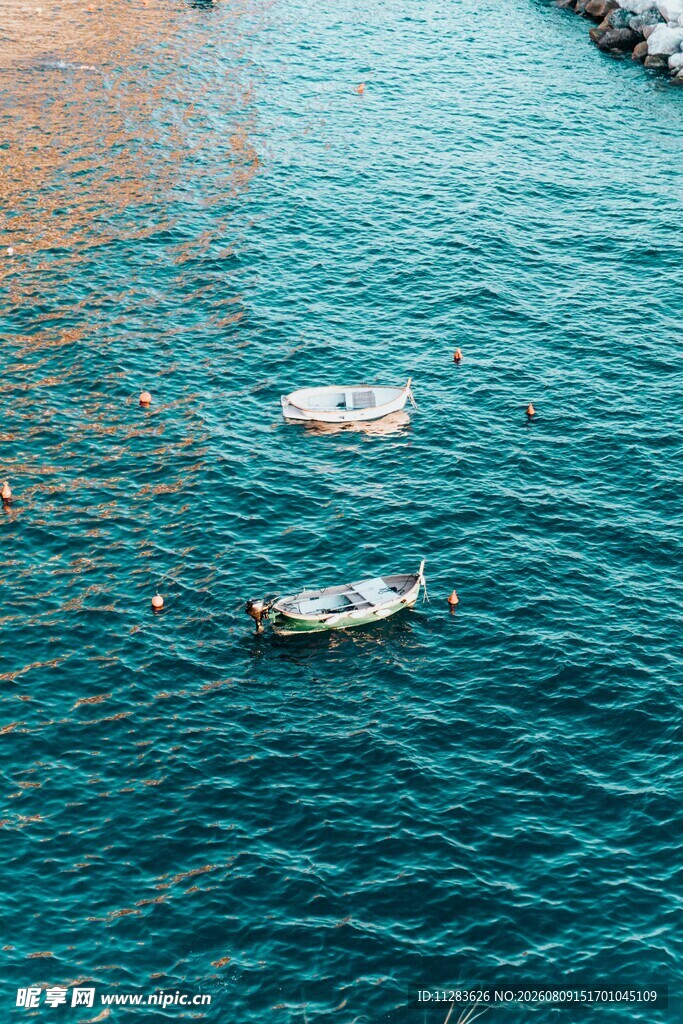 海上船只航行美景