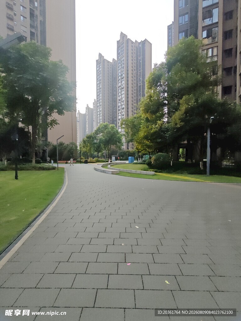 城市中宁静的砖石铺就小路