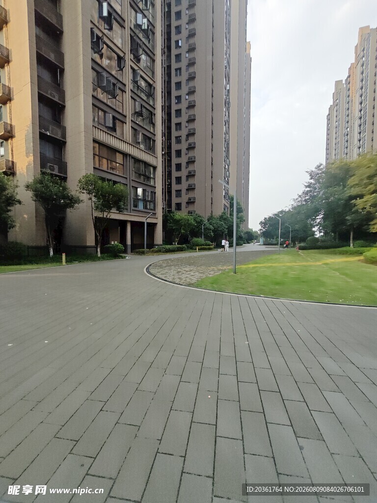 小区宽阔整洁的休闲步道