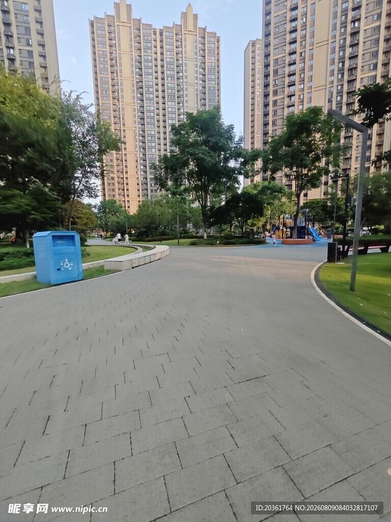 城市中的开阔休闲道路