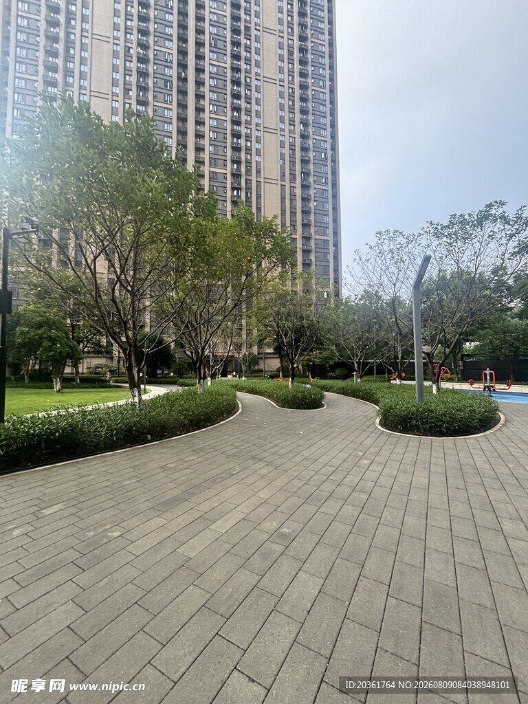 城市中整洁的园林步道