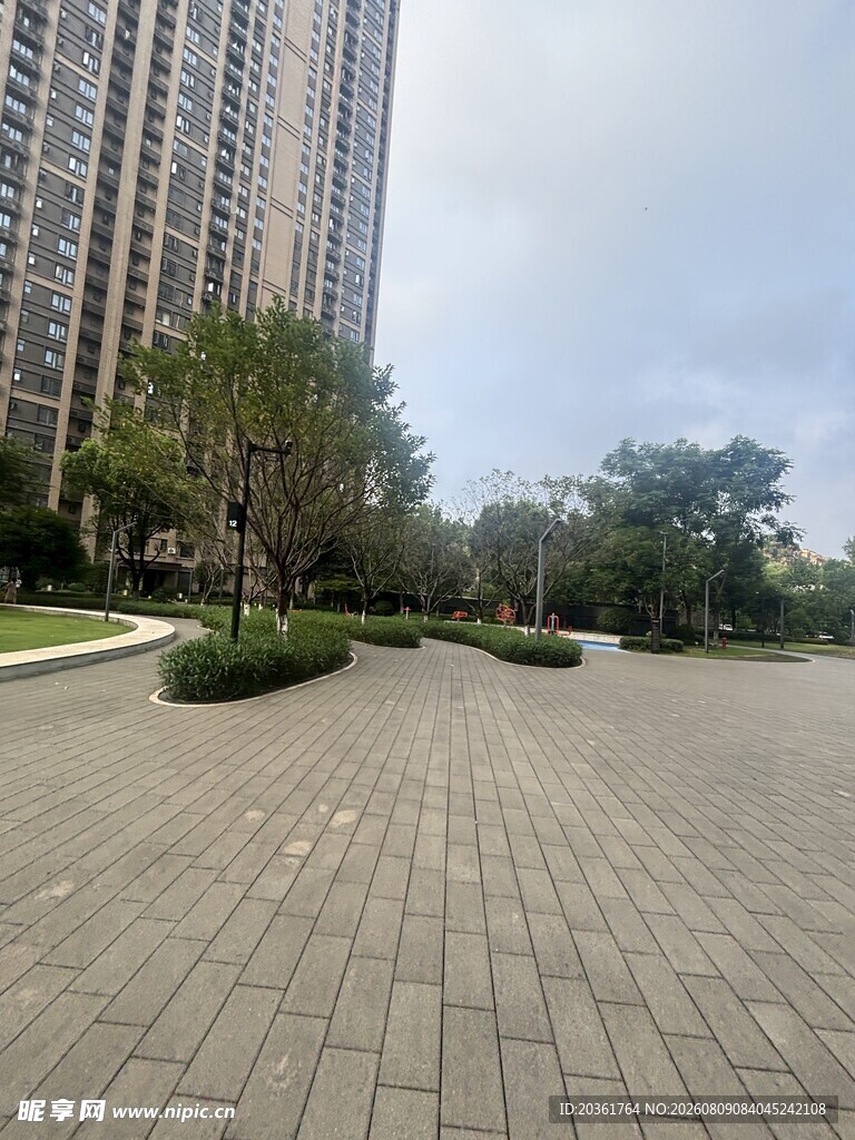 城市开阔的砖砌广场景观