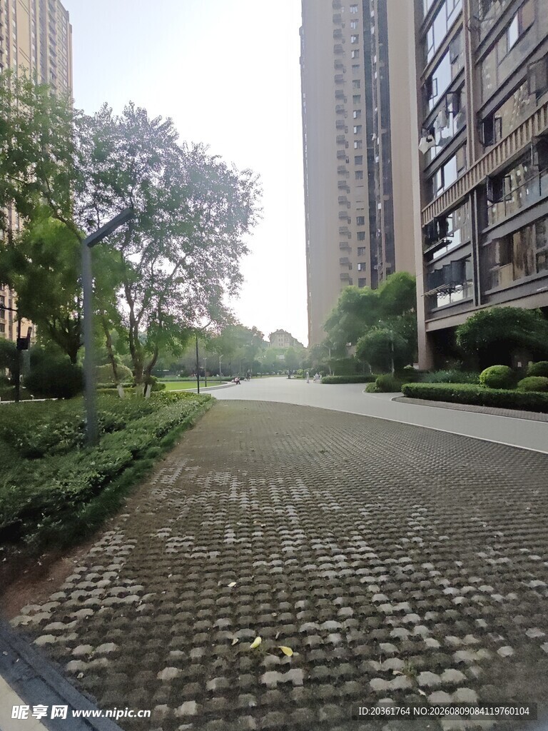 小区内整洁的砖石铺就道路