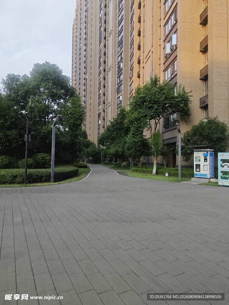 小区内的宽敞道路与高楼