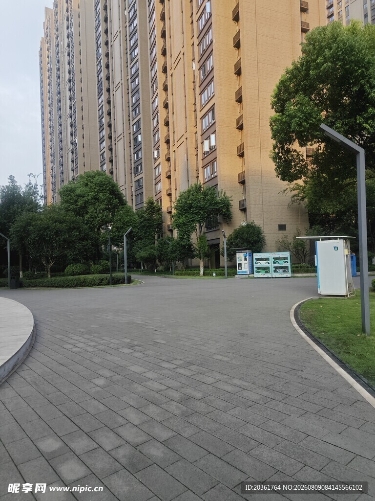 小区道路旁的高层住宅楼