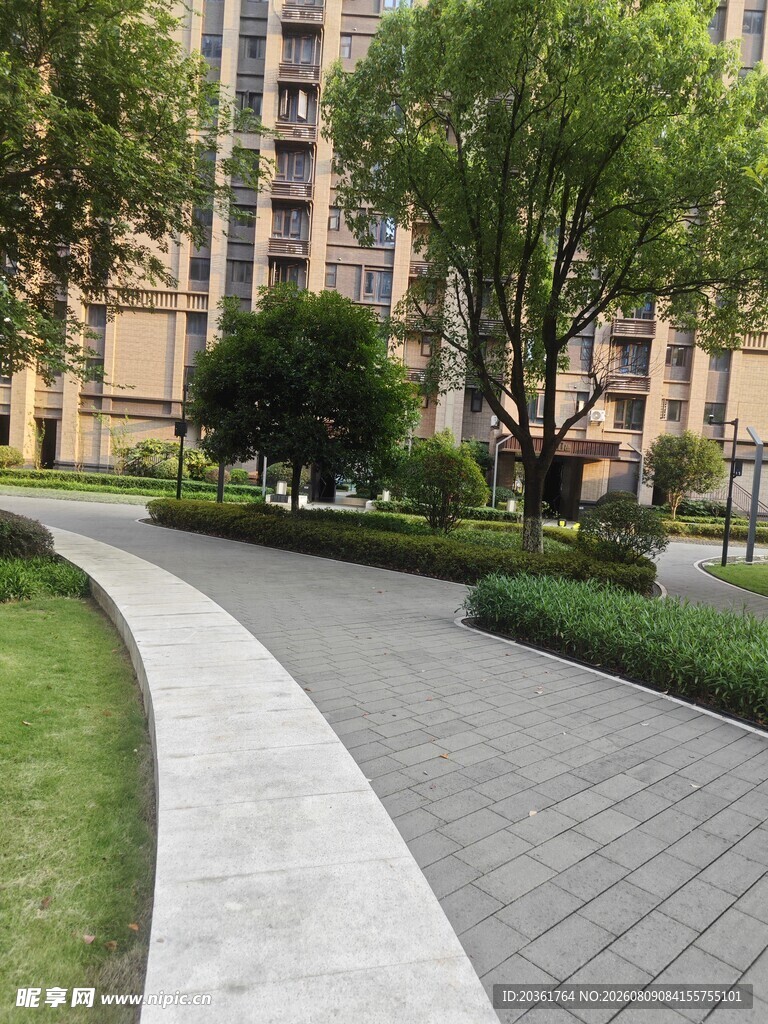 小区内的幽静景观步道