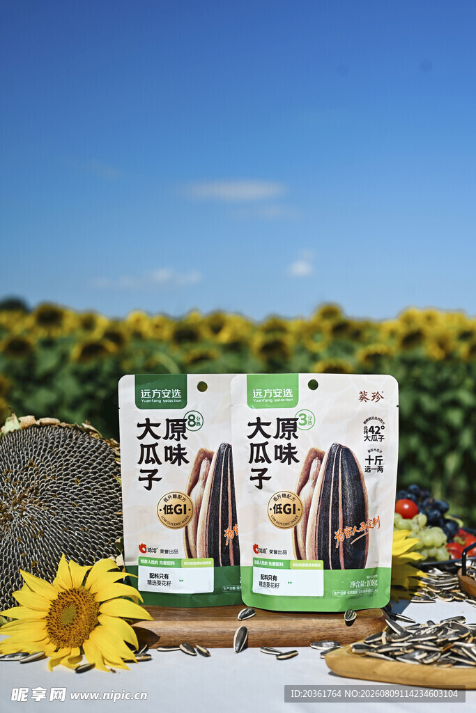 户外零食包装与向日葵风景