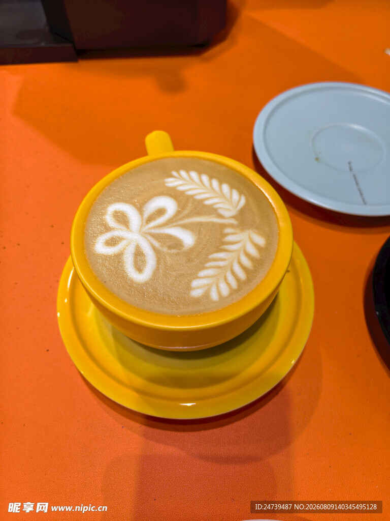 黄色杯盖带精美花纹图案