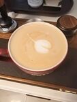 一杯精致拉花的热咖啡