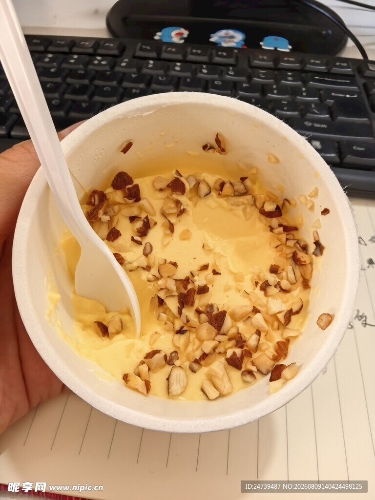 手持碗装美味坚果布丁